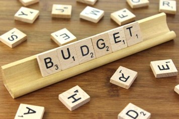 The word Budget spelled out in Scrabble letters on a rack.